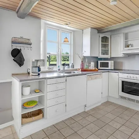 3 Bedroom Cozy In Klemensker